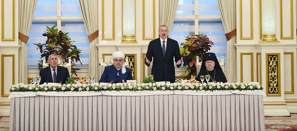 Президент Азербайджана Ильхам Алиев принимает участие в церемонии ифтара по случаю священного месяца Рамазан - Sputnik Азербайджан