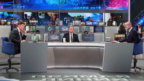 Прямая линия с президентом России Владимиром Путиным Прямая линия с президентом России Владимиром Путиным - Sputnik Азербайджан