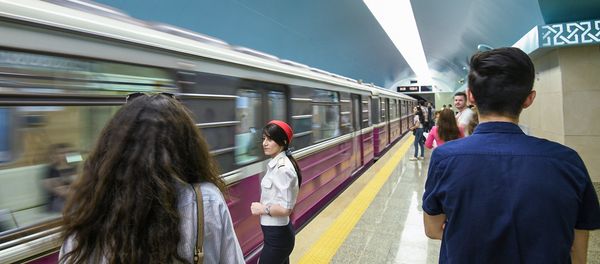 Люди на платформе одной из станций Бакинского метрополитена, архивное фото - Sputnik Азербайджан