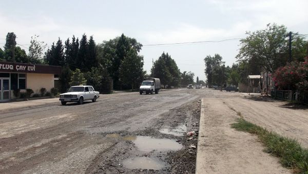 Участок дороги Евлах-Бахрамтепе, пролегающий через поселок Гарадемирчи - Sputnik Азербайджан