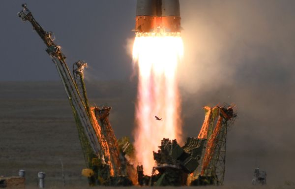 Пуск ракеты-носителя Союз-ФГ с пилотируемым кораблем Союз МС-09 со стартового стола первой Гагаринской стартовой площадки космодрома Байконур - Sputnik Азербайджан