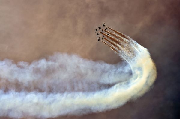 Выступление итальянской пилотажной группы Frecce Tricolori во время Чемпионат мира по шоссейно-кольцевым мотогонкам на трассе Муджелло, Италия - Sputnik Азербайджан