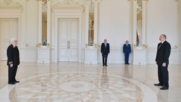 Президент Ильхам Алиев принимает верительные грамоты новоназначенного чрезвычайного и полномочного посла РФ в Азербайджане Михаила Бочарникова - Sputnik Азербайджан