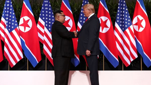 Лидеры США и КНДР Дональд Трамп и Ким Чен Ын - Sputnik Азербайджан