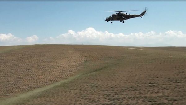 Учебные полеты в авиационной воинской части Отдельной общевойсковой армии - Sputnik Азербайджан