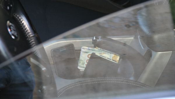 Деньги в салоне автомобиля - Sputnik Азербайджан