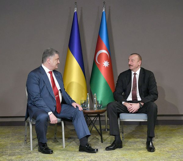 Президент Азербайджана Ильхам Алиев и президент Украины Петро Порошенко в ходе встречи. Турция, Эскишехир, 12 июня 2018 года - Sputnik Азербайджан