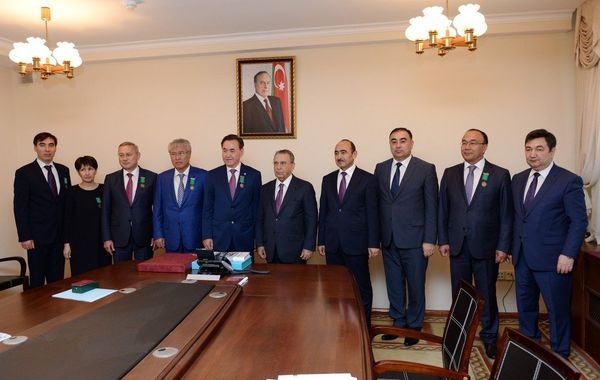 Встреча руководителя Администрации Президента АР Рамиза Мехтиева с делегацией во главе с руководителем канцелярии Администрации Президента Казахстана Махмудом Касымбековым / - Sputnik Азербайджан