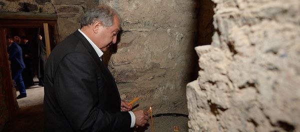 Президент РА Армен Саркисян в албанском монастыре Худавянг, расположенном на территории оккупированного Арменией Нагорного Карабаха - Sputnik Азербайджан