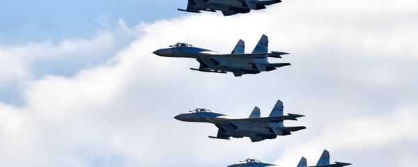 Многоцелевые истребители Су-27 - Sputnik Азербайджан