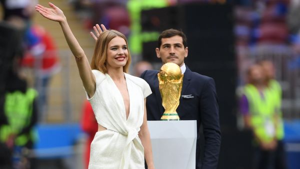Модель Наталья Водянова и футболист Икер Касильяс с кубком чемпионата мира по футболу 2018 перед церемонией открытия чемпионата мира по футболу 2018 на стадионе Лужники - Sputnik Азербайджан