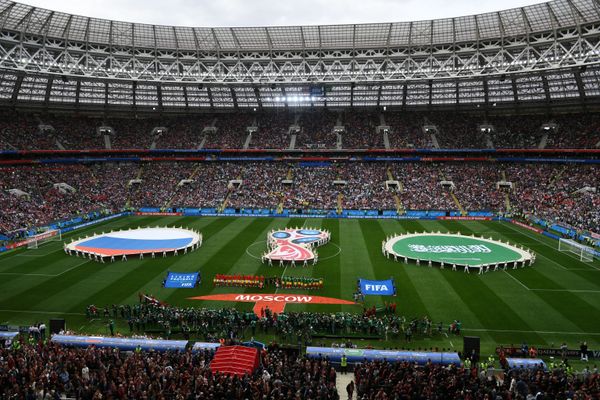 Игроки на поле стадиона Лужники перед началом матча группового этапа чемпионата мира по футболу между сборными России и Саудовской Аравии - Sputnik Азербайджан