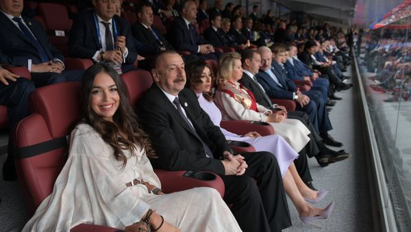 Вице-президент Фонда Гейдара Алиева Лейла Алиева, президент Азербайджана Ильхам Алиев, первая леди Мехрибан Алиева на торжественной церемонии открытия чемпионата мира по футболу - Sputnik Азербайджан