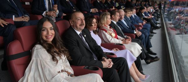 Вице-президент Фонда Гейдара Алиева Лейла Алиева, президент Азербайджана Ильхам Алиев, первая леди Мехрибан Алиева на торжественной церемонии открытия чемпионата мира по футболу - Sputnik Азербайджан