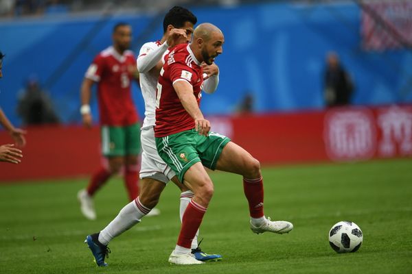 Слева направо: Вахид Амири (Иран) и Нуреддин Амрабат (Марокко) в матче группового этапа чемпионата мира по футболу между сборными Марокко и Ирана Слева направо: Вахид Амири (Иран) и Нуреддин Амрабат (Марокко) в матче группового этапа чемпионата мира по футболу между сборными Марокко и Ирана - Sputnik Азербайджан