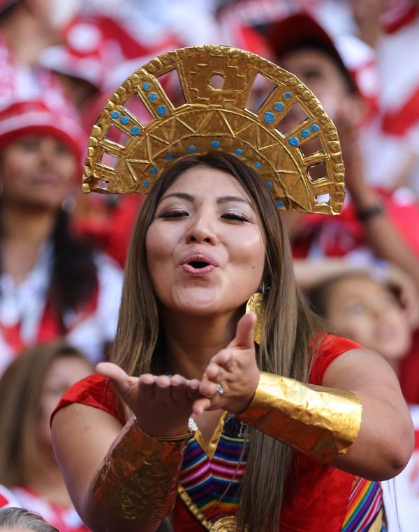 Peru komandasının azarkeşi Danimarka ilə oyun zamanı - Sputnik Азербайджан