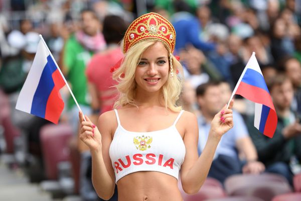 Болельщица сборной России перед матчем группового этапа чемпионата мира по футболу между сборными России и Саудовской Аравии - Sputnik Азербайджан