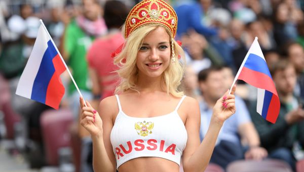 Болельщица сборной России перед матчем группового этапа чемпионата мира по футболу между сборными России и Саудовской Аравии - Sputnik Азербайджан