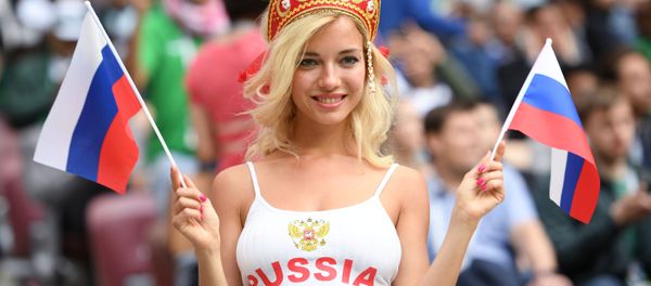 Болельщица сборной России перед матчем группового этапа чемпионата мира по футболу между сборными России и Саудовской Аравии - Sputnik Азербайджан