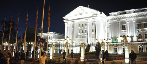 Участники митингов оппозиции закидывают шариками с краской Дом правительства в столице Македонии Скопье - Sputnik Азербайджан