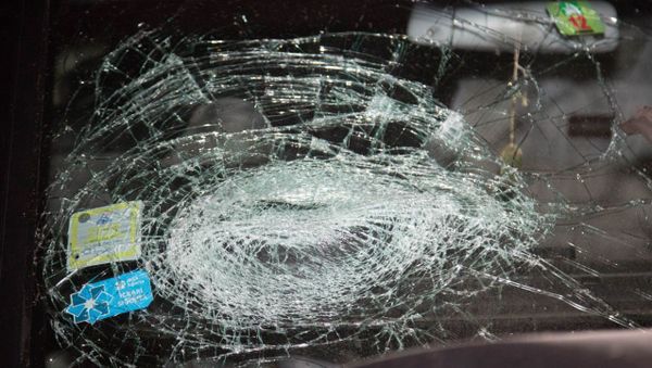 Лобовое стекло автомобиля, попавшего в ДТП, архивное фото - Sputnik Азербайджан