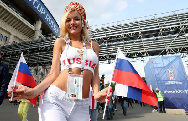 Болельщица сборной России перед матчем группового этапа чемпионата мира по футболу между сборными России и Саудовской Аравии Болельщица сборной России перед матчем группового этапа чемпионата мира по футболу между сборными России и Саудовской Аравии - Sputnik Азербайджан