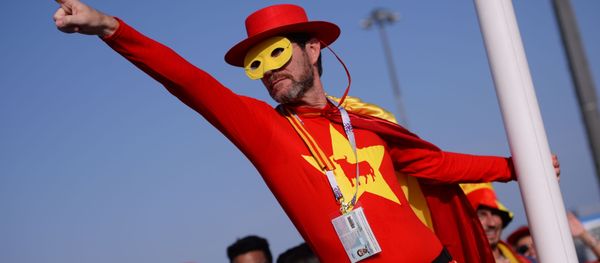 Болельщик сборной Испании перед матчем группового этапа чемпионата мира по футболу между сборными Португалии и Испании - Sputnik Азербайджан
