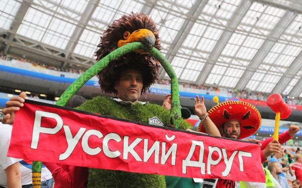 Болельщики сборной Мексики перед началом матча группового этапа чемпионата мира по футболу между сборными Германии и Мексики Болельщики сборной Мексики перед началом матча группового этапа чемпионата мира по футболу между сборными Германии и Мексики - Sputnik Азербайджан