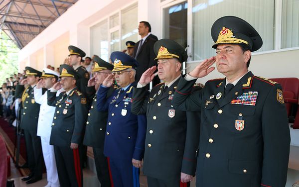 Министр обороны принял участие в церемонии выпуска выпускников специальных военно-учебных заведений - Sputnik Азербайджан