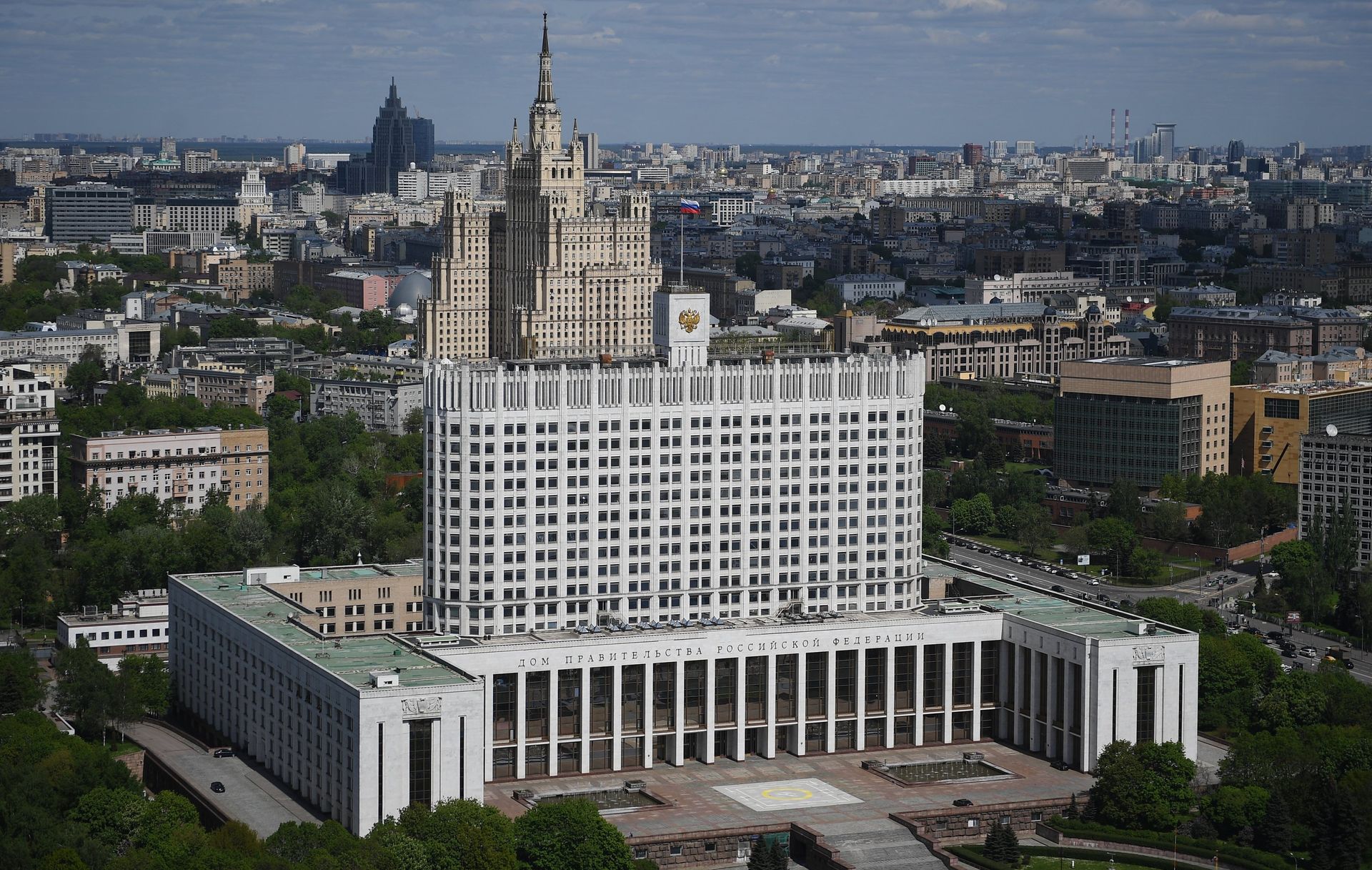 Дом Правительства РФ (на первом плане) и жилой дом на Кудринской площади в Москве. - Sputnik Азербайджан, 1920, 31.12.2023