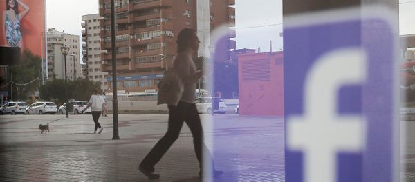 Логотип Facebook отражается на окне магазина, фото из архива Логотип Facebook отражается на окне магазина, фото из архива - Sputnik Азербайджан
