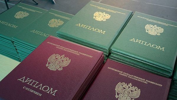 Дипломы МГУ имени М.В.Ломоносова - Sputnik Азербайджан