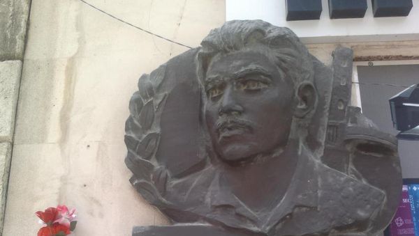 Мемориальная доска на стене дома в Баку, в котором жил Мехти Гусейн-заде - Sputnik Азербайджан
