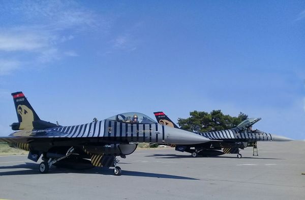 Самолеты F-16, входящие в состав группы Соло-Тюрк Военно-воздушных сил Турции - Sputnik Азербайджан