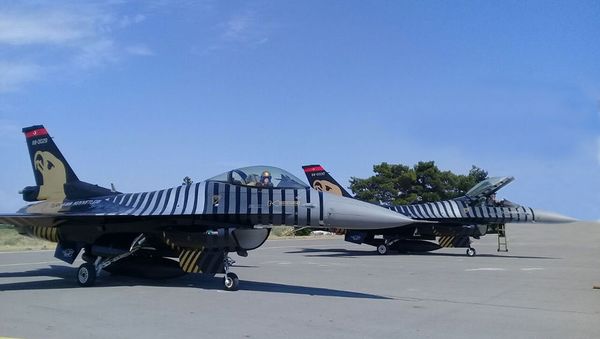 Самолеты F-16, входящие в состав группы Соло-Тюрк Военно-воздушных сил Турции - Sputnik Азербайджан