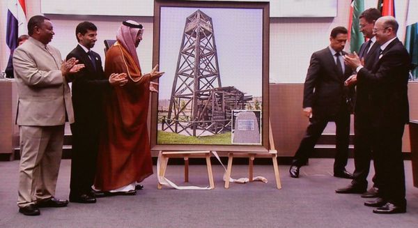 Азербайджанская делегация вручает ОПЕК картину с изображением нефтяной вышки на месторождении Бибиэйбат, где впервые нефть была добыта промышленным путем - Sputnik Азербайджан