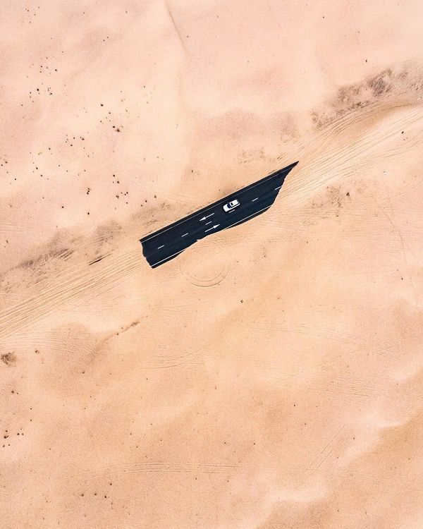 Снимок занесенных песком дорог в Арабских Эмиратах, сделанный фотографом Irenaeus Herok - Sputnik Азербайджан