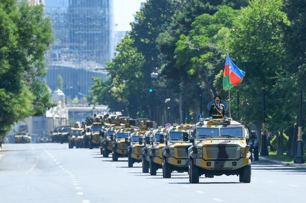 Военный парад по случаю 100-летнего юбилея создания Вооруженных сил Азербайджана. Баку, площадь Азадлыг, 26 июня 2018 года - Sputnik Азербайджан