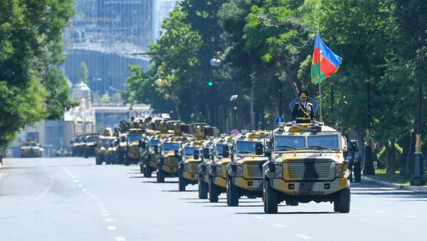 Военный парад по случаю 100-летнего юбилея создания Вооруженных сил Азербайджана. Баку, площадь Азадлыг, 26 июня 2018 года - Sputnik Азербайджан