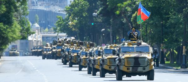 Военный парад по случаю 100-летнего юбилея создания Вооруженных сил Азербайджана. Баку, площадь Азадлыг, 26 июня 2018 года - Sputnik Азербайджан