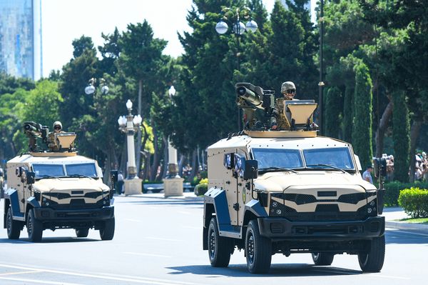 Военный парад по случаю 100-летнего юбилея создания Вооруженных сил Азербайджана. Баку, площадь Азадлыг, 26 июня 2018 года - Sputnik Азербайджан