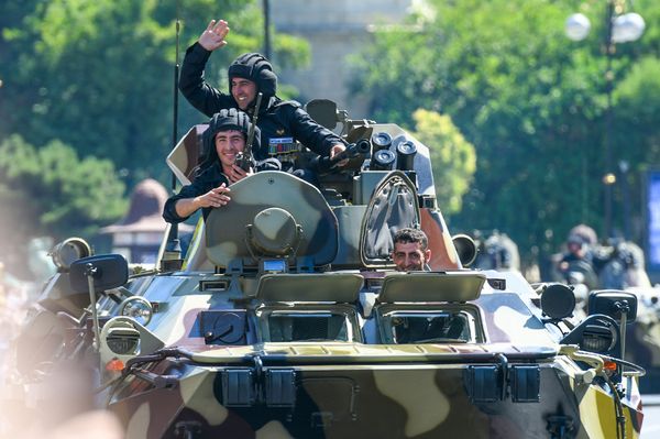 Военный парад по случаю 100-летнего юбилея создания Вооруженных сил Азербайджана. Баку, площадь Азадлыг, 26 июня 2018 года - Sputnik Азербайджан