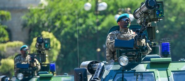 Военный парад по случаю 100-летнего юбилея создания Вооруженных сил Азербайджана. Баку, площадь Азадлыг, 26 июня 2018 года - Sputnik Азербайджан