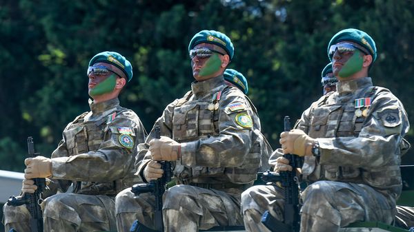 Военный парад по случаю 100-летнего юбилея создания Вооруженных сил Азербайджана. Баку, площадь Азадлыг, 26 июня 2018 года - Sputnik Азербайджан