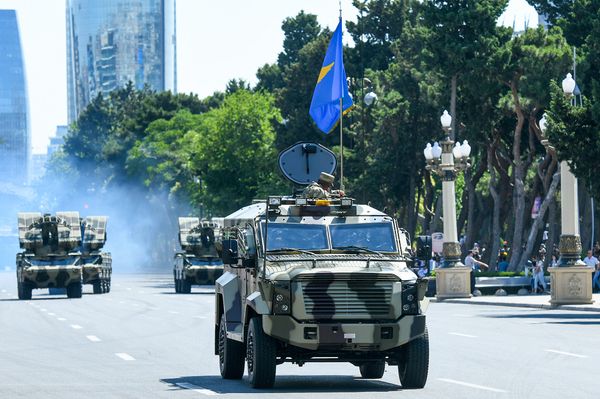 Военный парад по случаю 100-летнего юбилея создания Вооруженных сил Азербайджана. Баку, площадь Азадлыг, 26 июня 2018 года - Sputnik Азербайджан