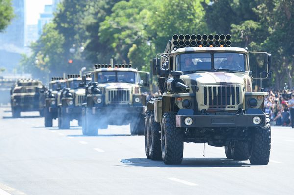 Военный парад по случаю 100-летнего юбилея создания Вооруженных сил Азербайджана. Баку, площадь Азадлыг, 26 июня 2018 года - Sputnik Азербайджан