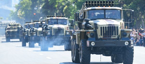 Военный парад по случаю 100-летнего юбилея создания Вооруженных сил Азербайджана. Баку, площадь Азадлыг, 26 июня 2018 года - Sputnik Азербайджан