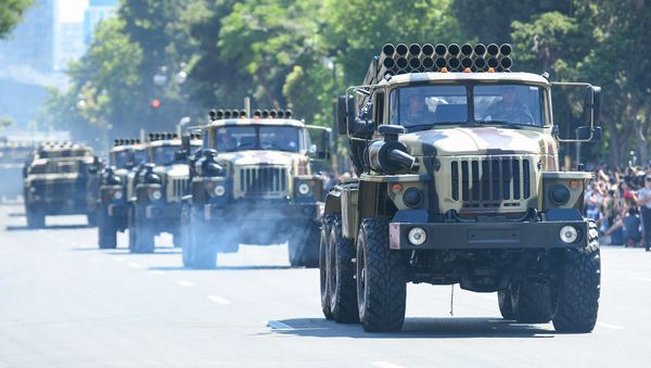 Военный парад по случаю 100-летнего юбилея создания Вооруженных сил Азербайджана. Баку, площадь Азадлыг, 26 июня 2018 года - Sputnik Азербайджан