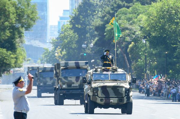 Военный парад по случаю 100-летнего юбилея создания Вооруженных сил Азербайджана. Баку, площадь Азадлыг, 26 июня 2018 года - Sputnik Азербайджан