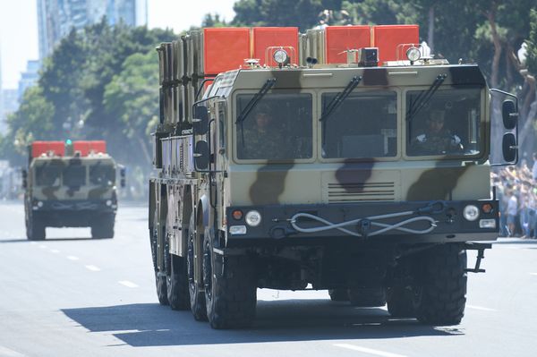 Военный парад по случаю 100-летнего юбилея создания Вооруженных сил Азербайджана. Баку, площадь Азадлыг, 26 июня 2018 года - Sputnik Азербайджан
